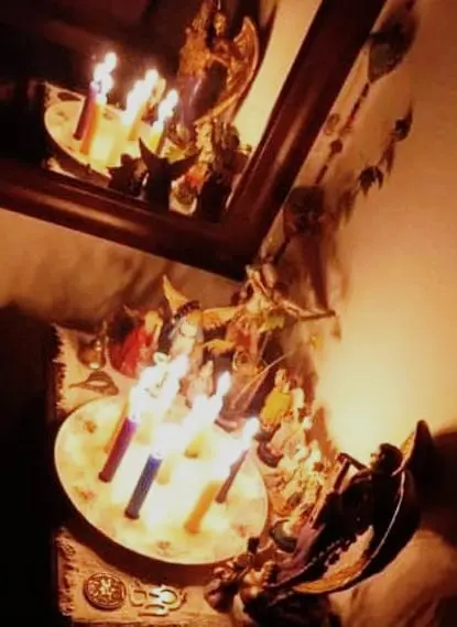 Ritual con velas e imágenes espirituales