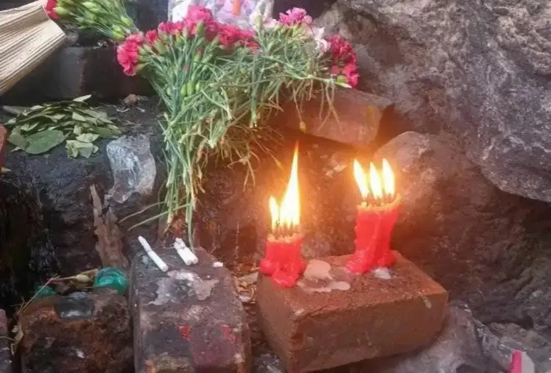 Ofrenda ritual con flores y velas