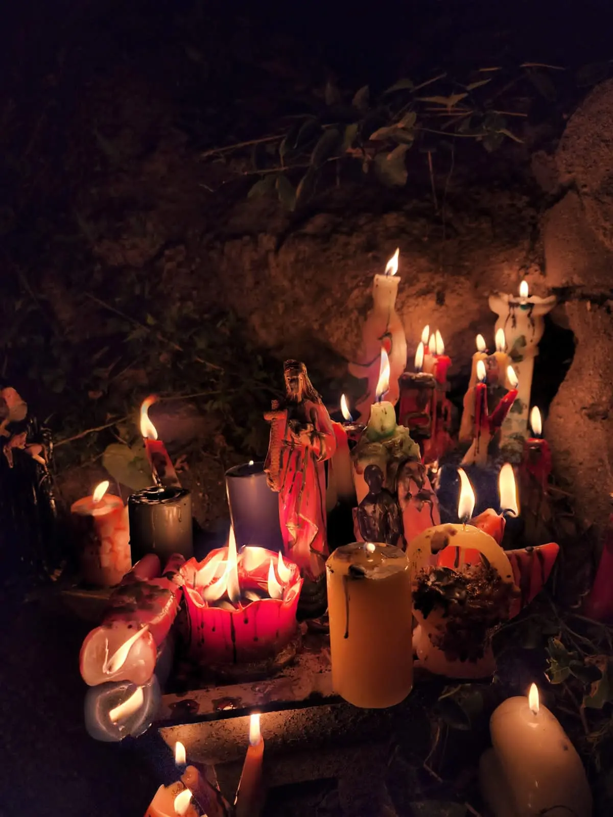 Altar con velas para trabajo de amor